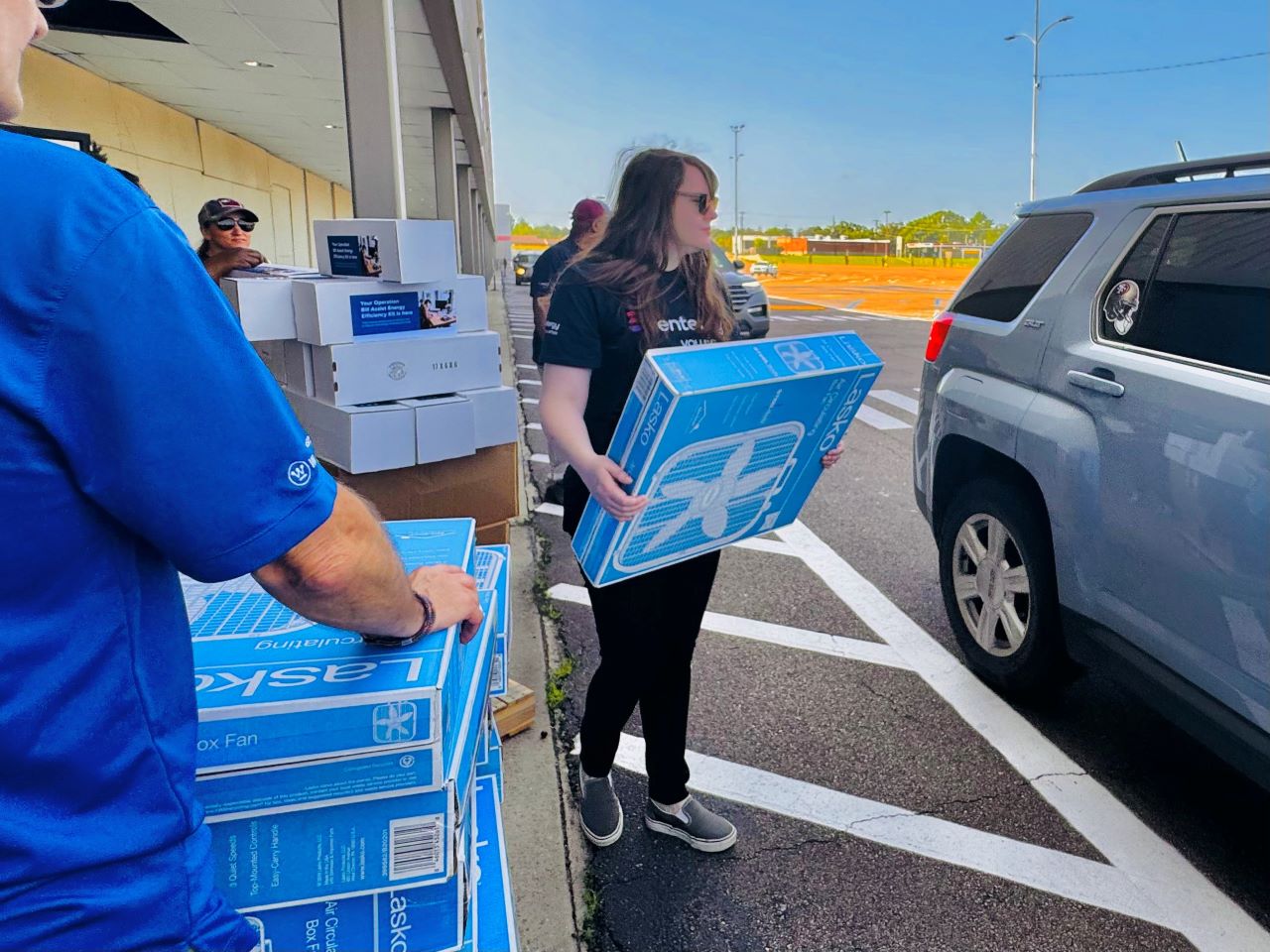 Customers in Jackson received energy efficiency kits and box fans at a drive-thru event held in partnership with New Horizon Church.